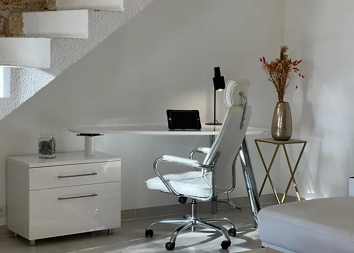 Ancien Château Viticole * Bourg